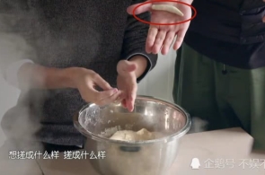 央视速评：接连把新工夫党的修设新的伟大工程推向希望